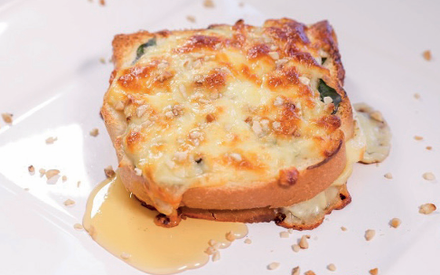 Croque-monsieur totalmente gratinado com queijo derretido e crosta dourada